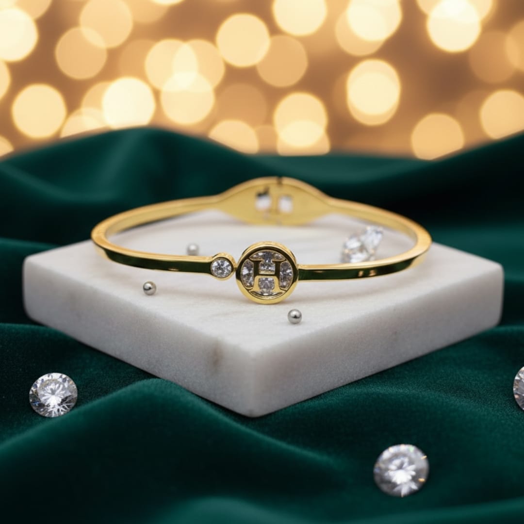 π Golden Grace Crystal Hand Cuff