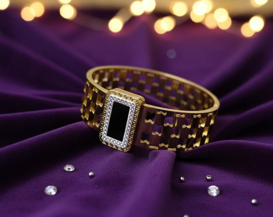💎 Regal Radiance Gold Hand Cuff