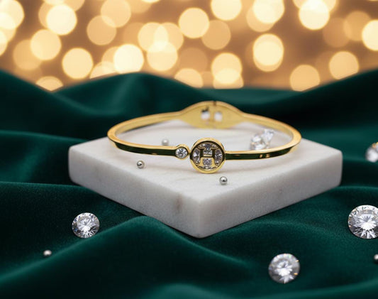 🌟 Golden Grace Crystal Hand Cuff